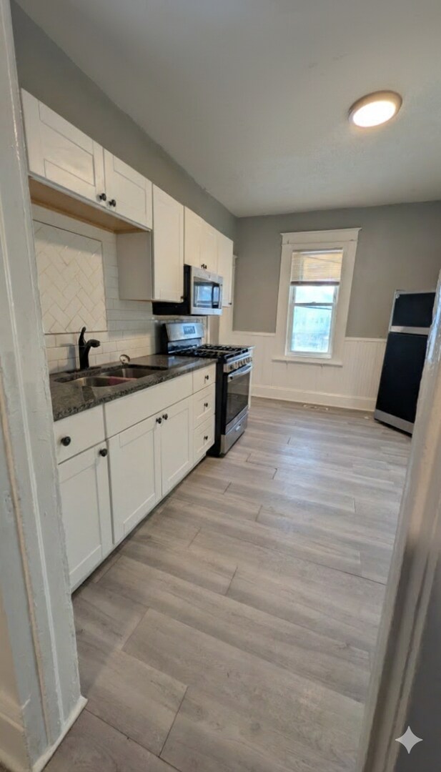 Building Photo - Come home to this great single family home with tons of charm and a beautiful yard