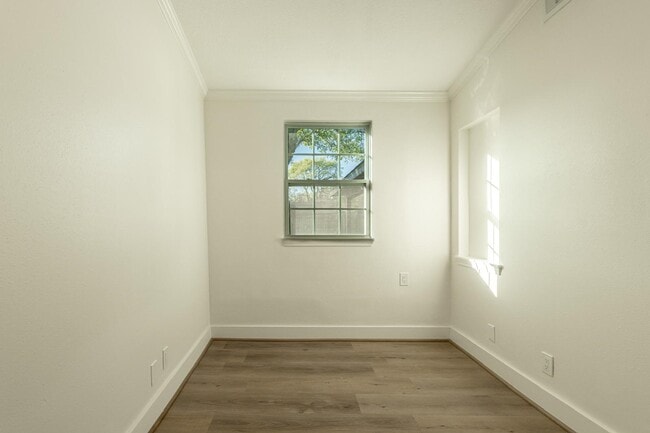 Building Photo - 1102 Ashdale Dr