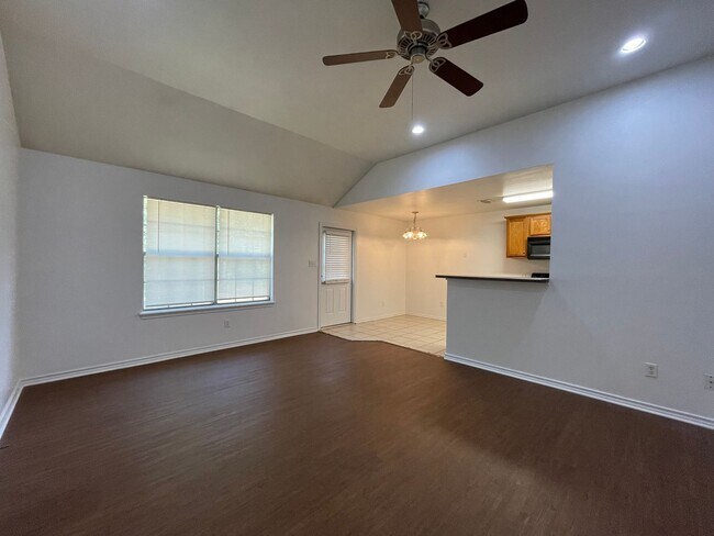 Building Photo - 3-bed/2-bath with Garage!