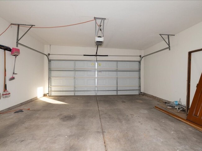 Building Photo - 3 Bedroom 2.5 Bath Two Story Home