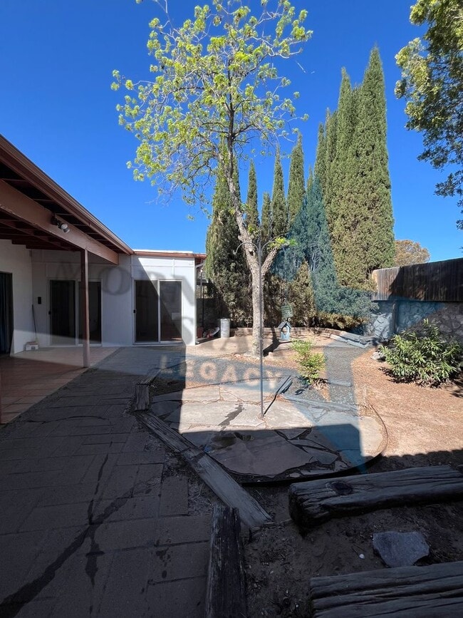 Building Photo - Charming 3 bedroom move-in ready