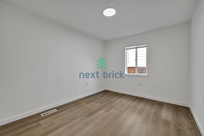 Building Photo - A beautiful 4 bed and 2 bathroom house for rent