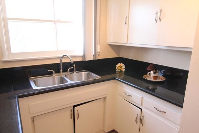 Building Photo - 1 bedroom in Los Angeles CA 90028