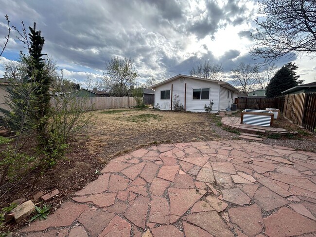 Building Photo - Wonderful Large 5 Bedroom House with Fenced Back Yard and 2-Car Garage