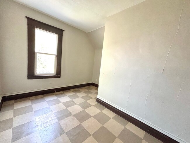 Building Photo - 1422 E Stockbridge Ave