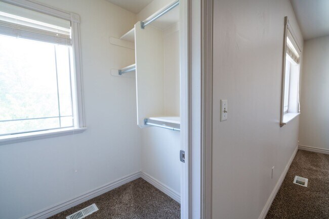 Building Photo - Modern 3 Bed, 2.5 Bath Townhouse - Excelle...
