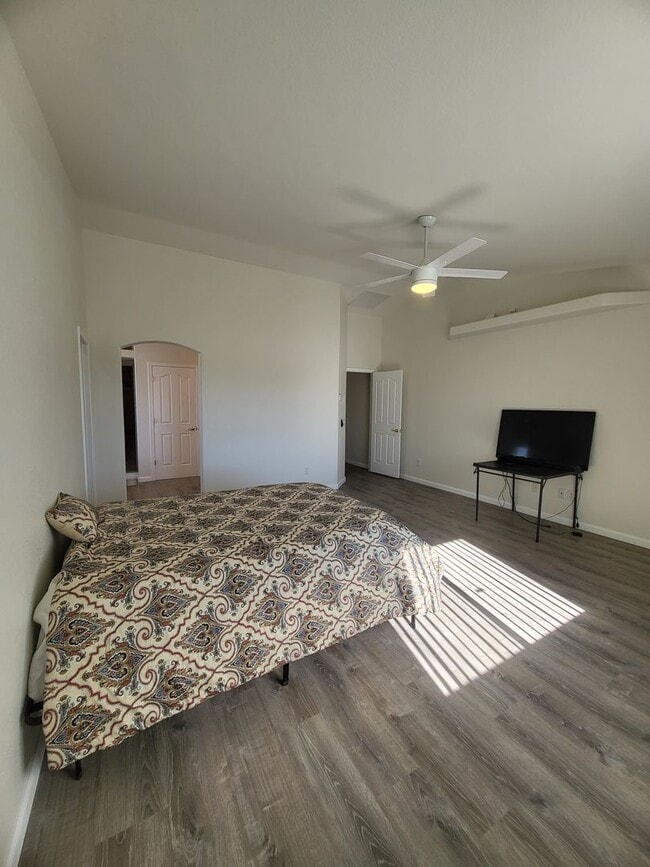 Building Photo - GOLDEN SPRINGS RANCH U8 - W. Betty Avenue