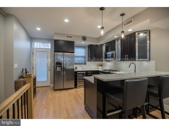 Building Photo - 533 Manton St