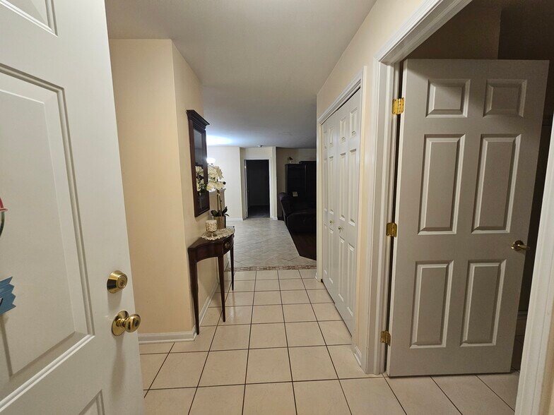 Building Photo - 607 Cambridge Ct