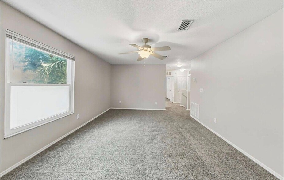 Building Photo - 13933 Jacobson Dr