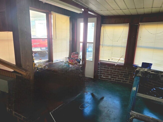 Building Photo - 3bedroom 1bath Ranch style home on level lot one story