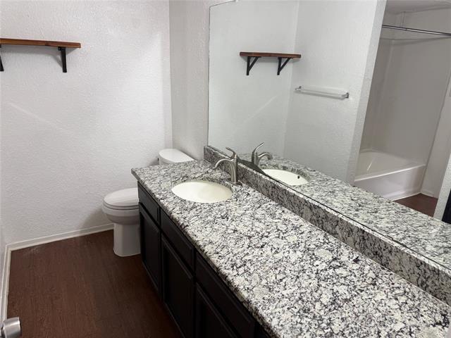 Building Photo - 422 W 4th St