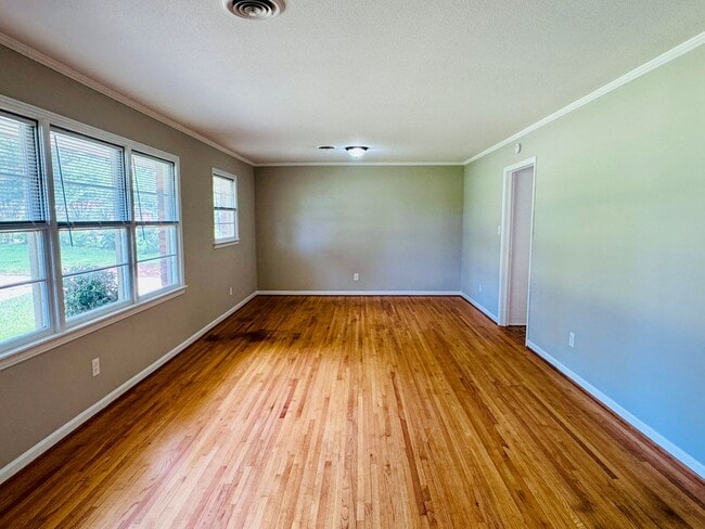 Building Photo - Freshly Renovated 4-Bedroom Retreat!