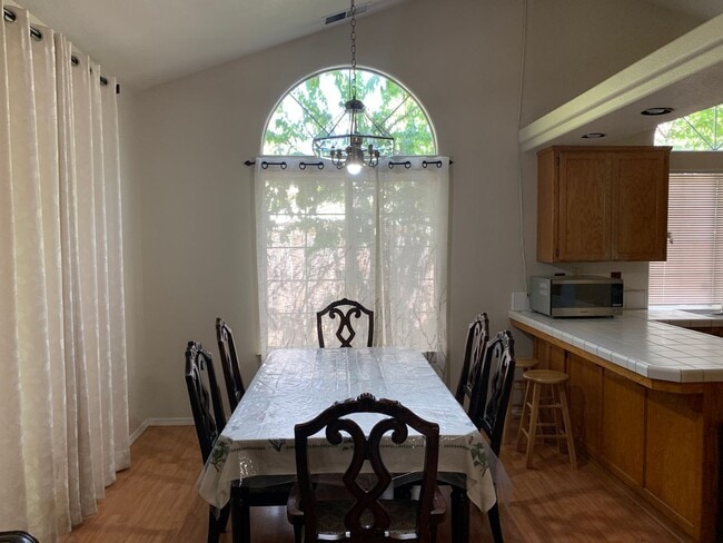 Building Photo - Perfect Location! Steps to schools, Upper Park and Wildwood Park. 3 Bedroom 2 Bath PARTIALLY FURN...