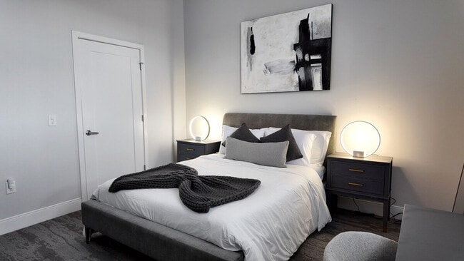 Building Photo - 1424 N Park Pl