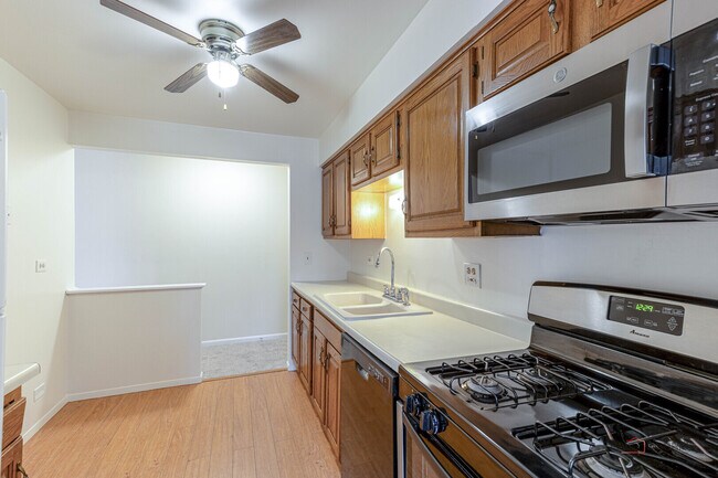 Building Photo - 3004 Roberts Dr