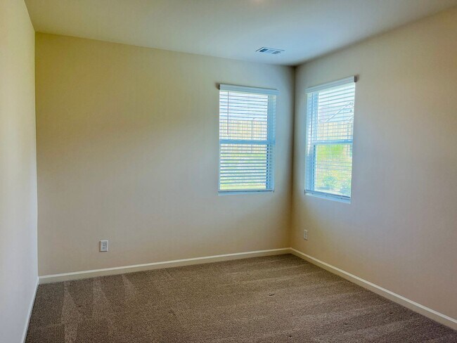 Building Photo - WOW! 5 bedrooms, 4.5 baths with a guest be...