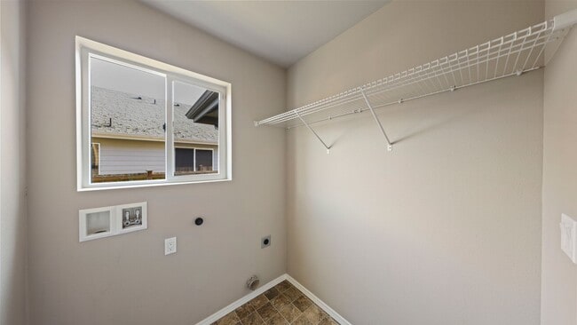 Building Photo - 4 Bed 2.5 Bath - Small Pet Friendly - Large Backyard - NAS Whidbey