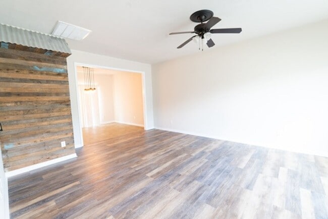 Building Photo - 3 Bedroom 2.5 Bath With Large Backyard