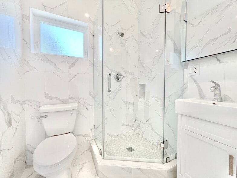 Building Photo - 2041 Linnington Ave