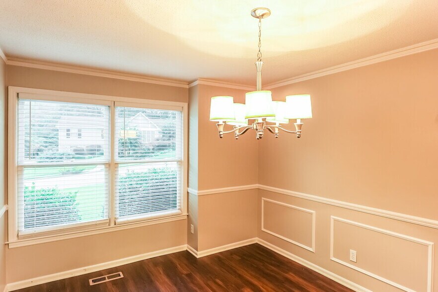 Building Photo - 800 Dunwoody Ln