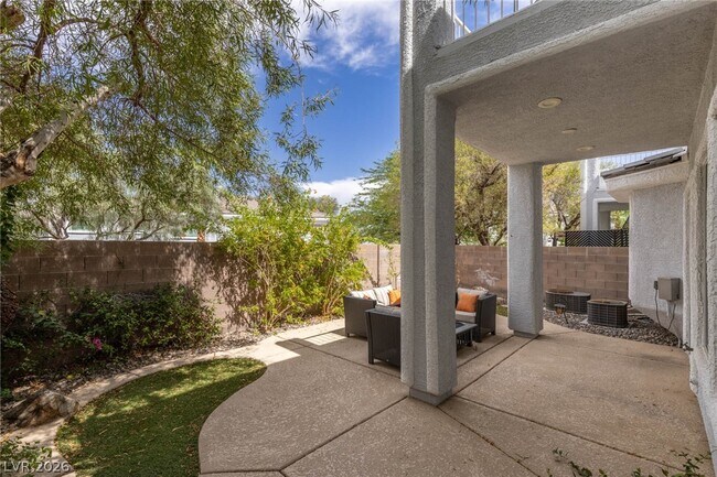 Building Photo - 275 Spectacular St