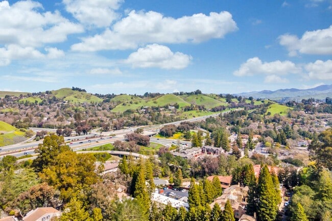 Building Photo - Spacious 4-Bedroom, 2.5-Bath Townhouse Clo...