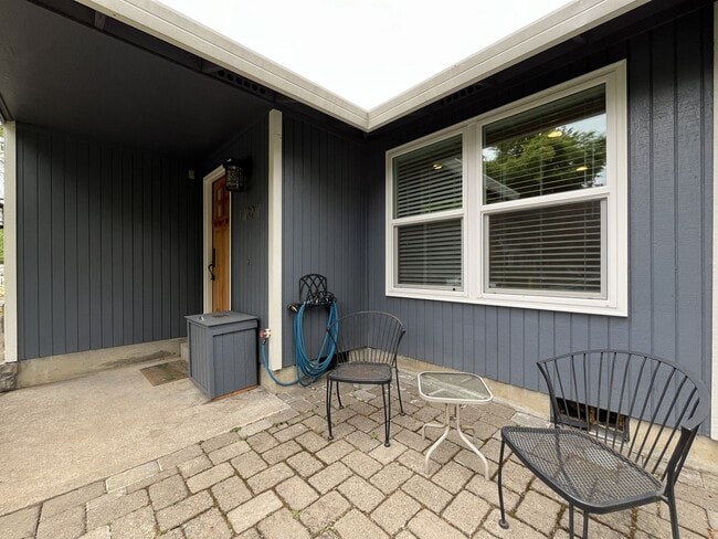 Building Photo - Charming Home Near Nike Campus with Vaulted Ceilings & Updated Kitchen
