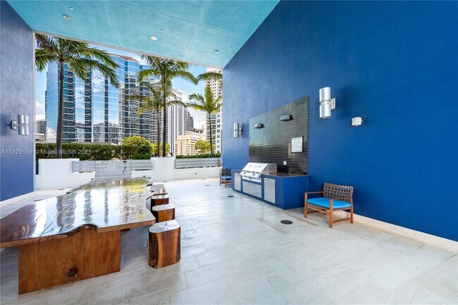 Building Photo - 1300 Brickell Bay Dr