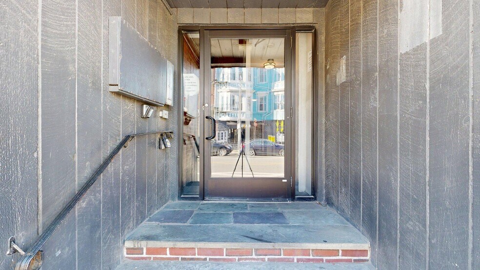 Building Photo - 298 Meridian St