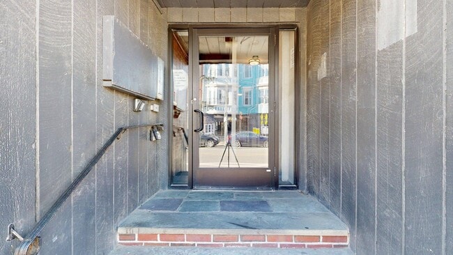 Building Photo - 298 Meridian St