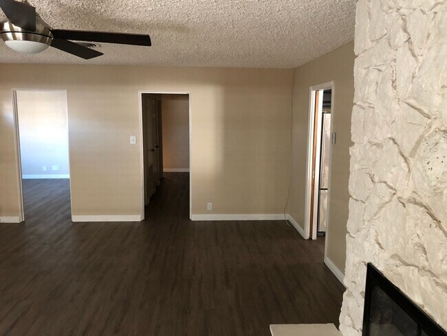 Building Photo - 2208 Sunland Ave