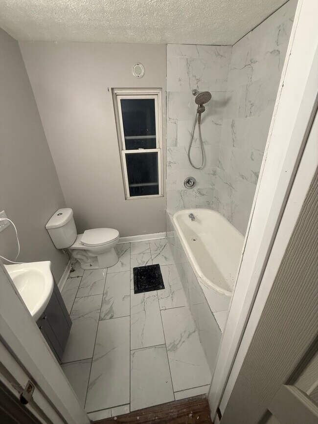 Building Photo - 746 N Schuyler Ave