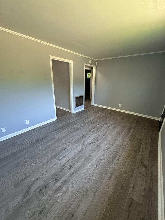 Building Photo - Cozy 2 Bed Room Rental with Large Yard & Easy Commute