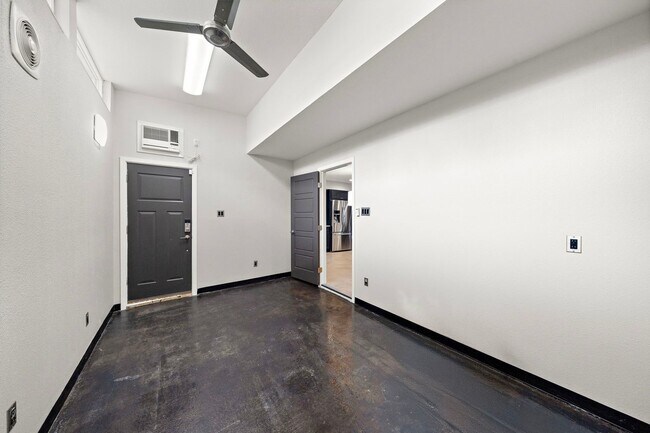 Building Photo - 8954 Chatsworth Dr