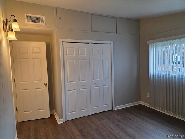 Building Photo - 261 Spring Park