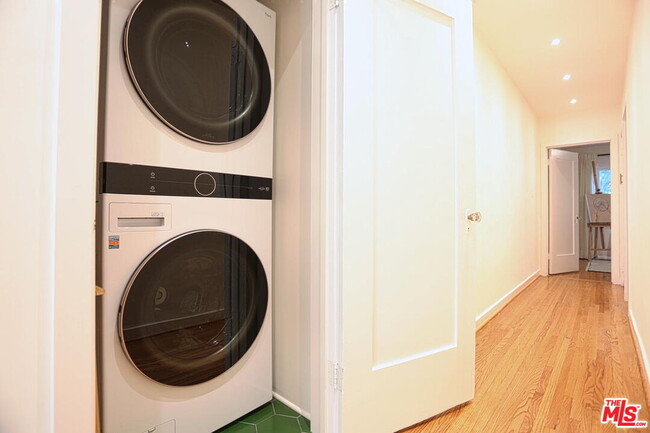 Building Photo - 2256 Silver Ridge Ave