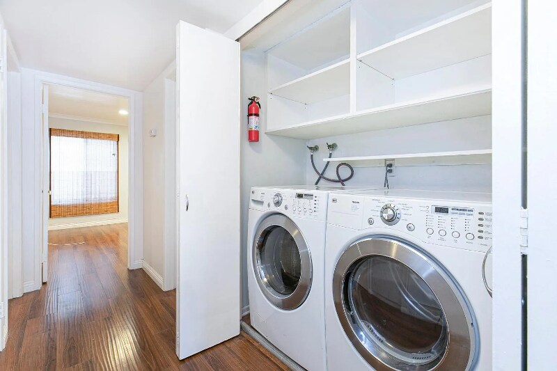 Building Photo - 14990 Victory Blvd