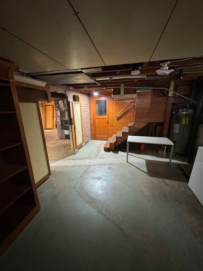 Building Photo - Gardener's Delight in Roseway Neighborhood! Charming NE Home Awaits" PET Friendly! NO SECURITY DE...
