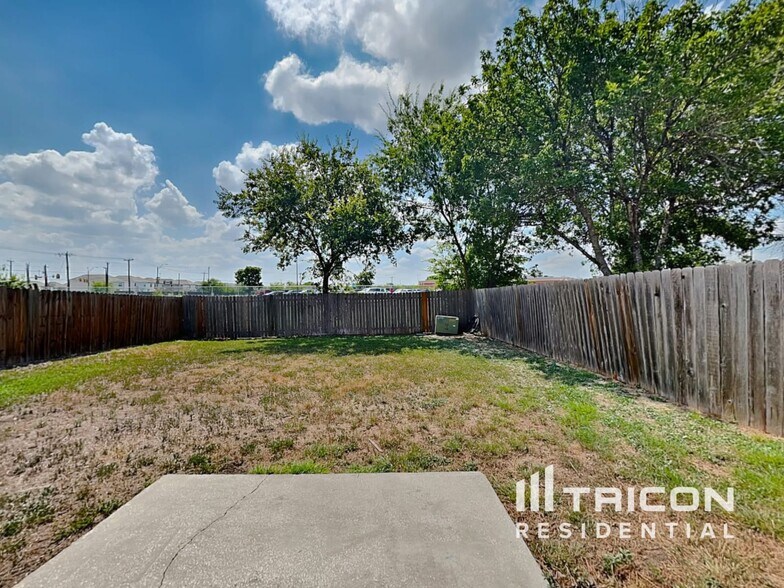 Building Photo - 10218 Basin Field Dr