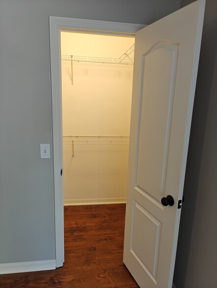 Building Photo - 5864 Fishhawk Ridge Dr