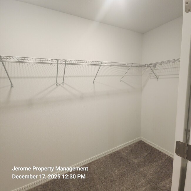 Building Photo - 2546 Leonia Ln