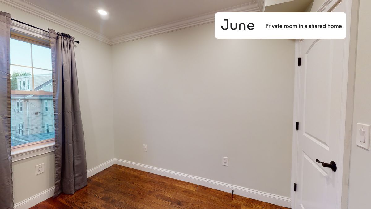 Building Photo - Private bedroom in 5 bed/1.5 bath Home
