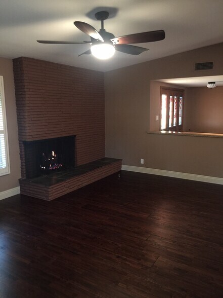 Building Photo - 2000 Karen St