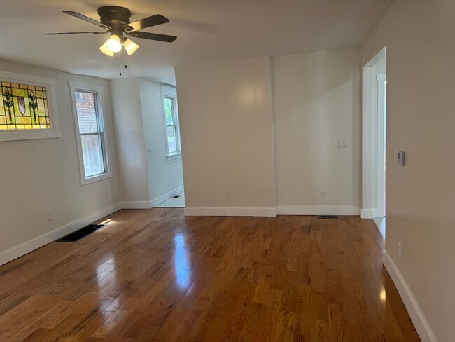 Building Photo - Great 1st Floor Duplex in Squirrel Hill! Available NOW!