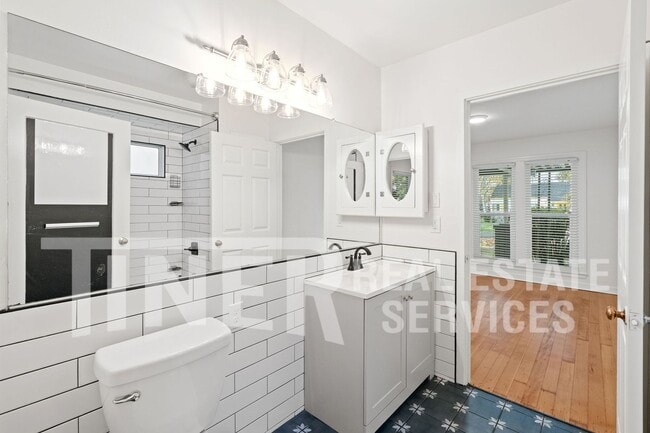 Building Photo - 143 Earl Ave