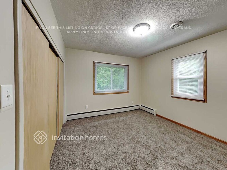 Building Photo - 302 Zinnia Ln N
