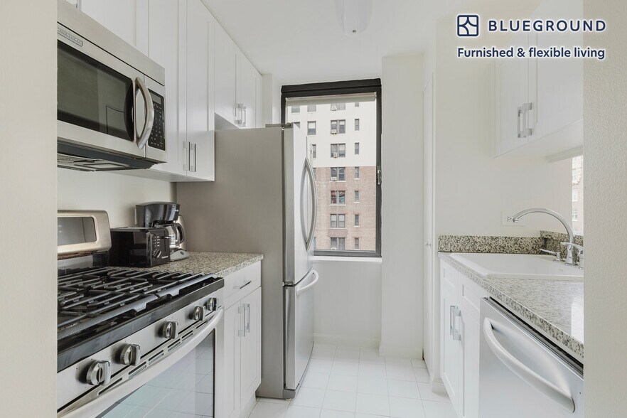 Building Photo - 255 W 94th St