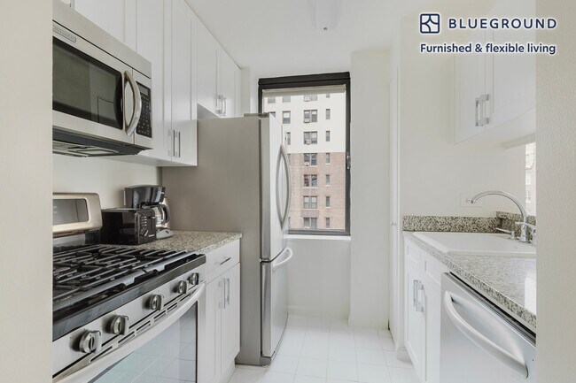 Building Photo - 255 W 94th St