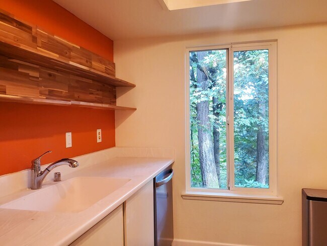 Building Photo - 2bd, 2 ba Condo in Oakbrook, Amenities! $2045 available +/- 12/15/25